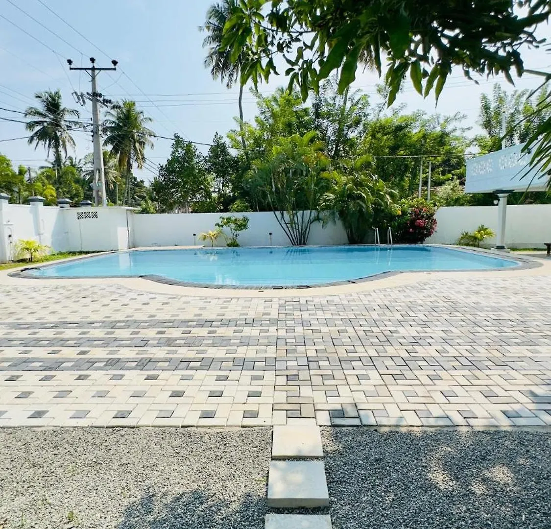 Yahana Beach Villa 니곰보
