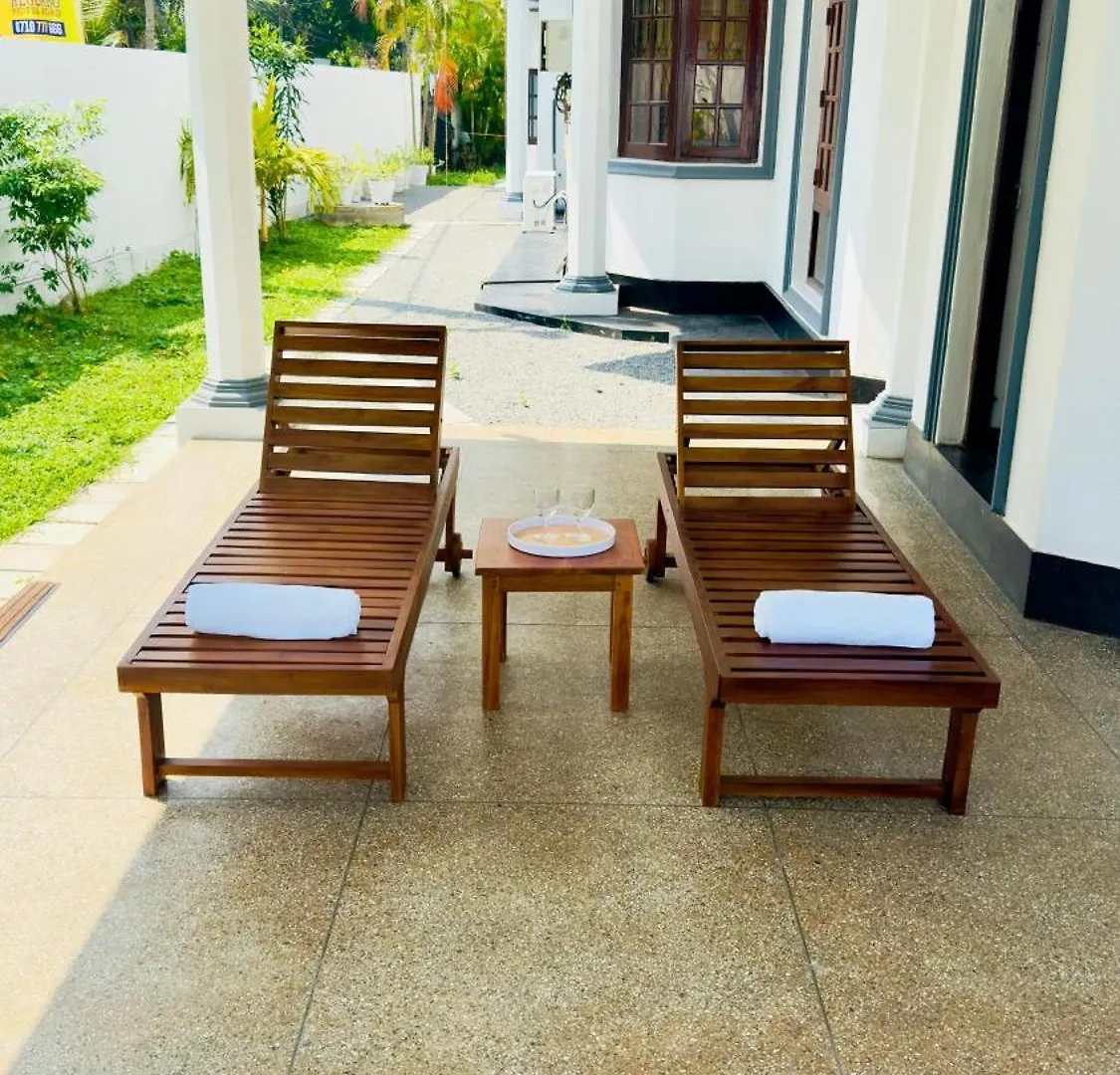 Yahana Beach Villa 니곰보