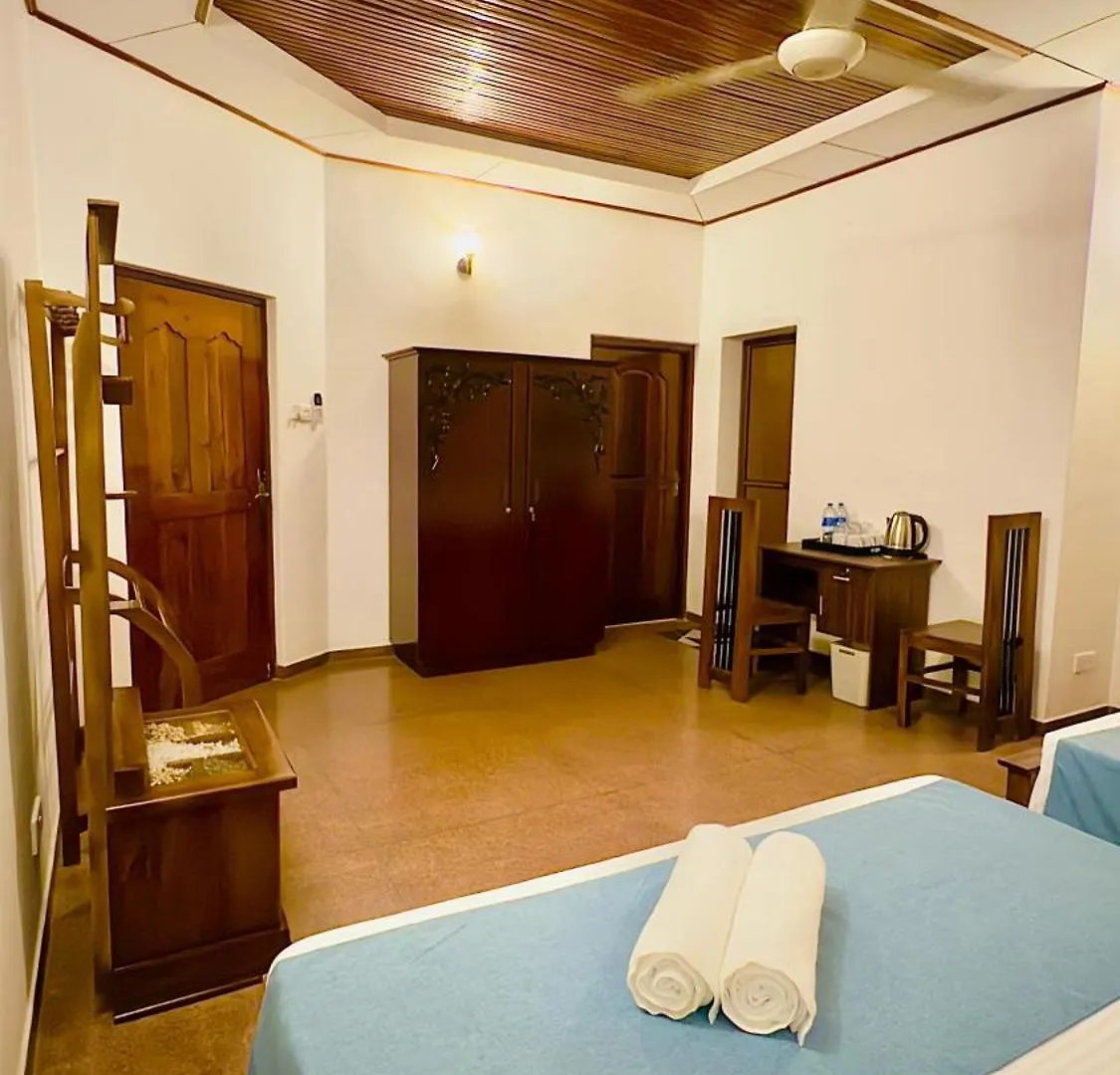 Yahana Beach Villa 니곰보