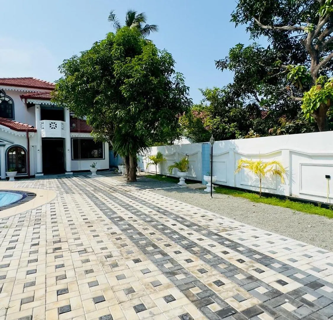 Yahana Beach Villa 니곰보