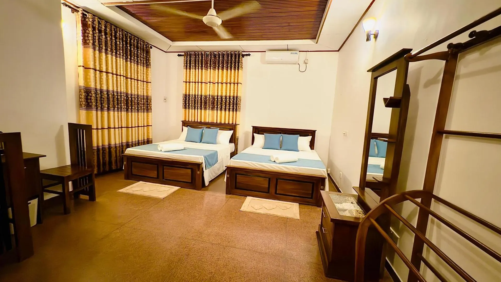 Yahana Beach Villa 니곰보